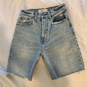 Abercrombie & Fitch 90's Ultra High Rise Bermuda Short Size 25